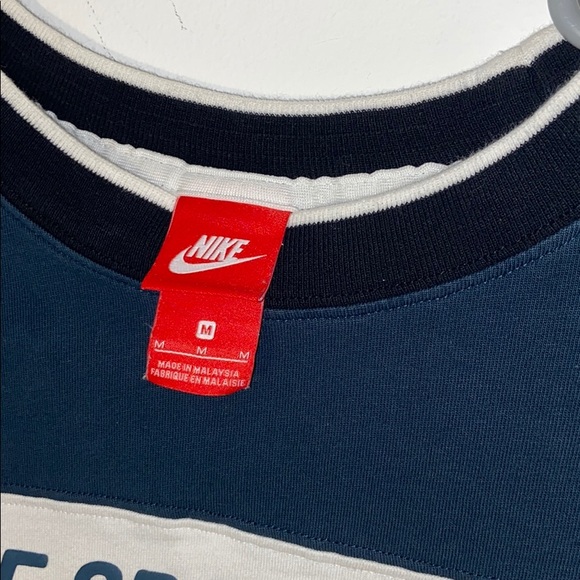 NIKE SPORTSWEAR T-SHIRT (LIKE NEW) - Picture 2 of 4